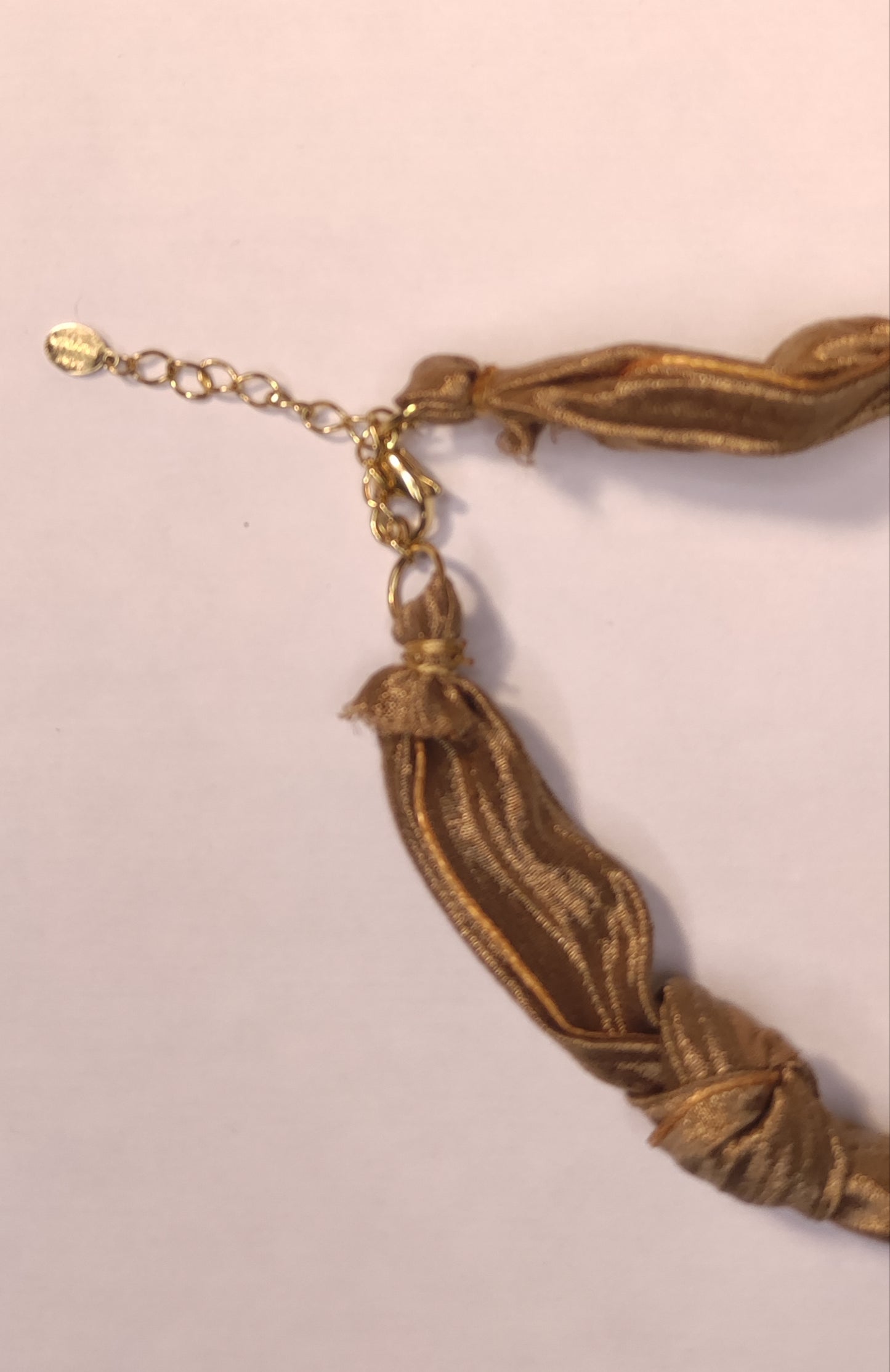 Fermoir d'un collier en tissu satiné beige avec un pendentif gros cœur léopard et 2 cœurs dorés - Rêve de Rose