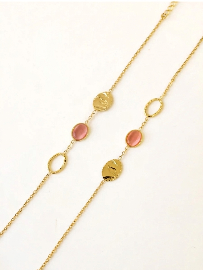 Détail bracelet fin en acier inoxydable doré avec pierre naturelle œil de chat rose cabochon ovale, feuille martelée, anneau torsadé et chaînette de réglage 3 cm