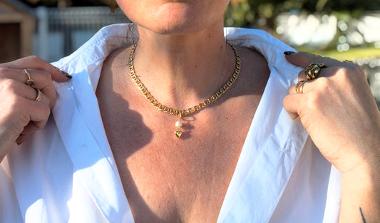 Femme portant Collier chaîne dorée aux maillons serrés avec pendentif perle blanche et un petit cœur doré - Rêve de Rose