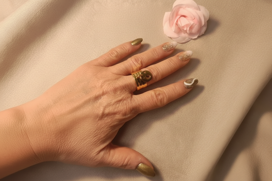 Femme portant Bague Large Ajustable Charm Lune et Étoiles - Rêve de Rose