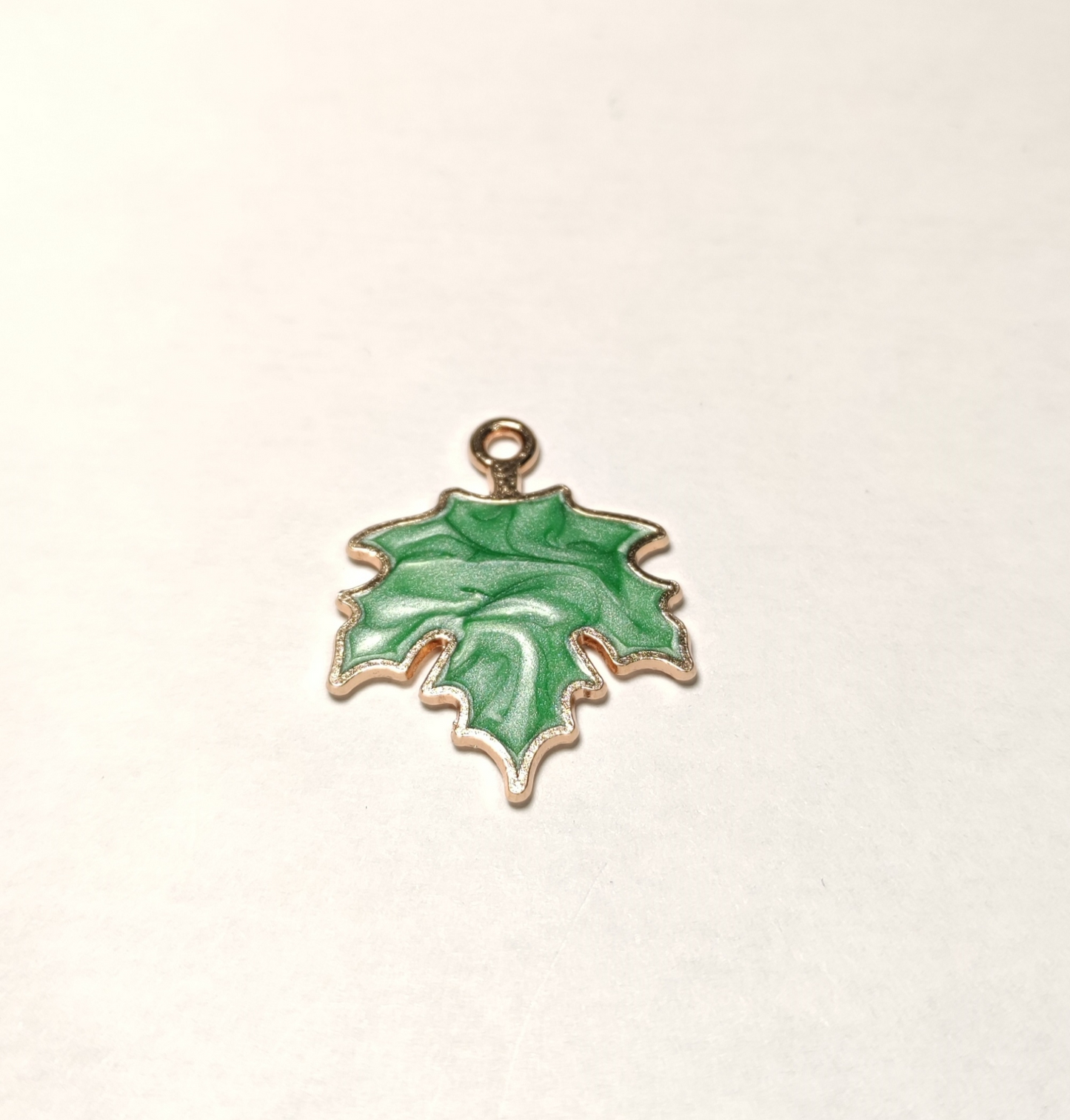 Charms feuille vert nacré