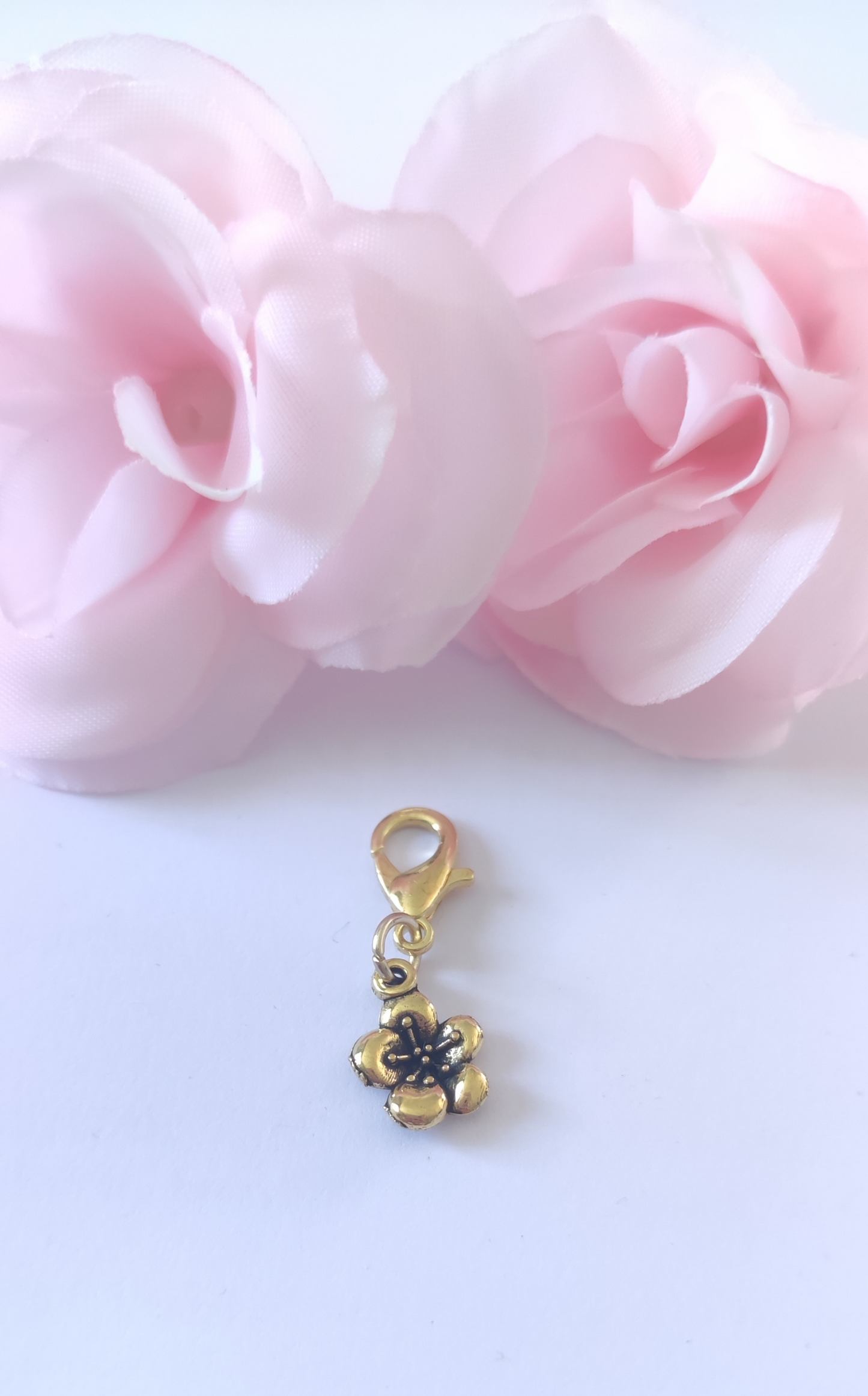 Charm petite fleur avec fermmoir