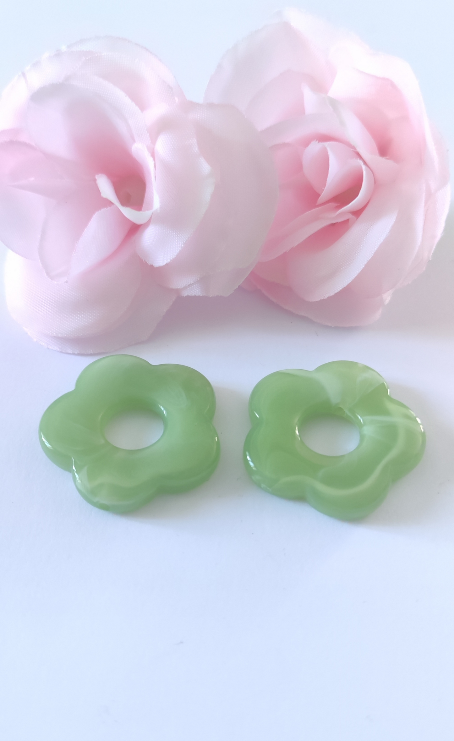 Lot de 2 Perles fleurs vertes claires