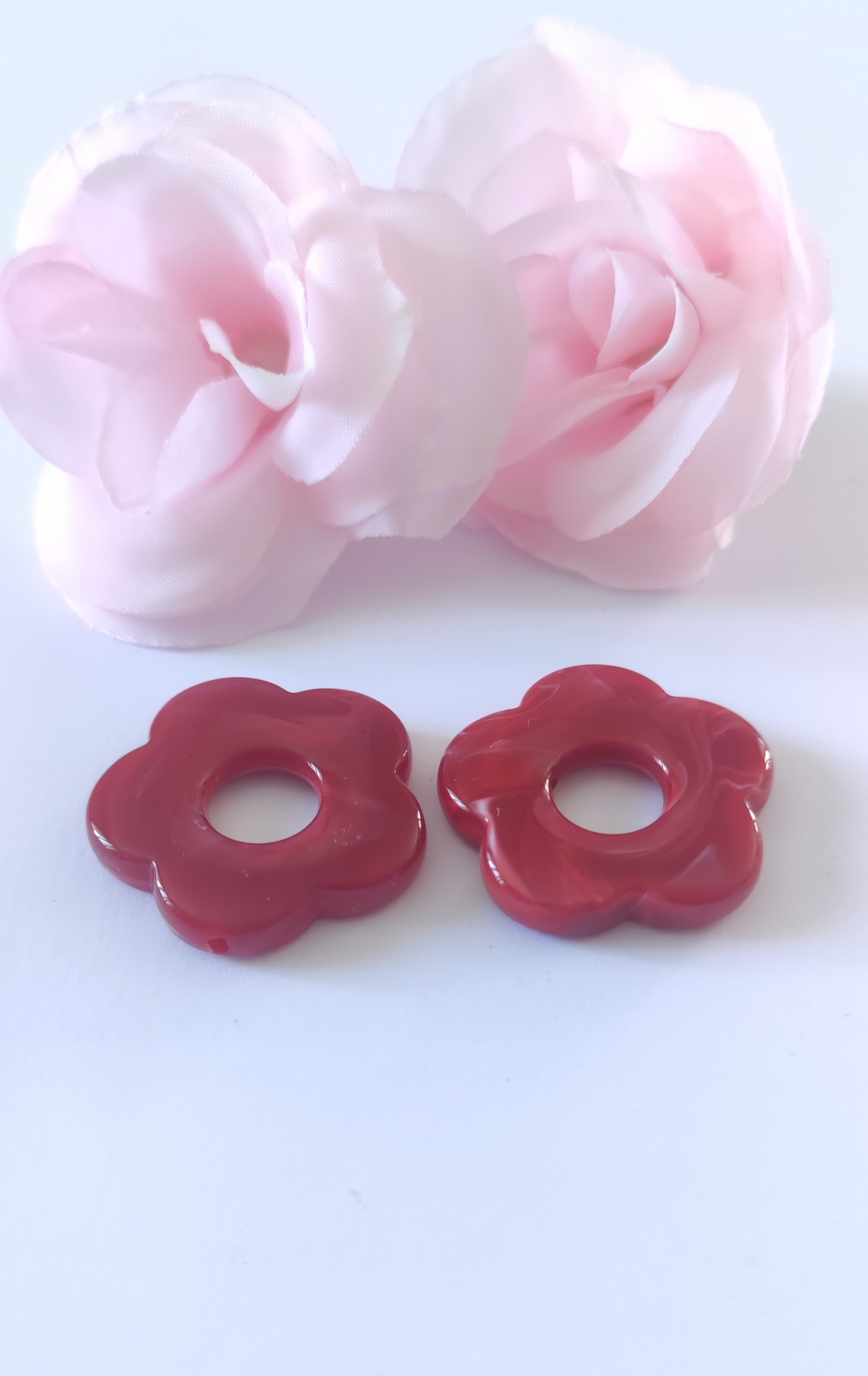Lot de 2 perles de fleurs rouges