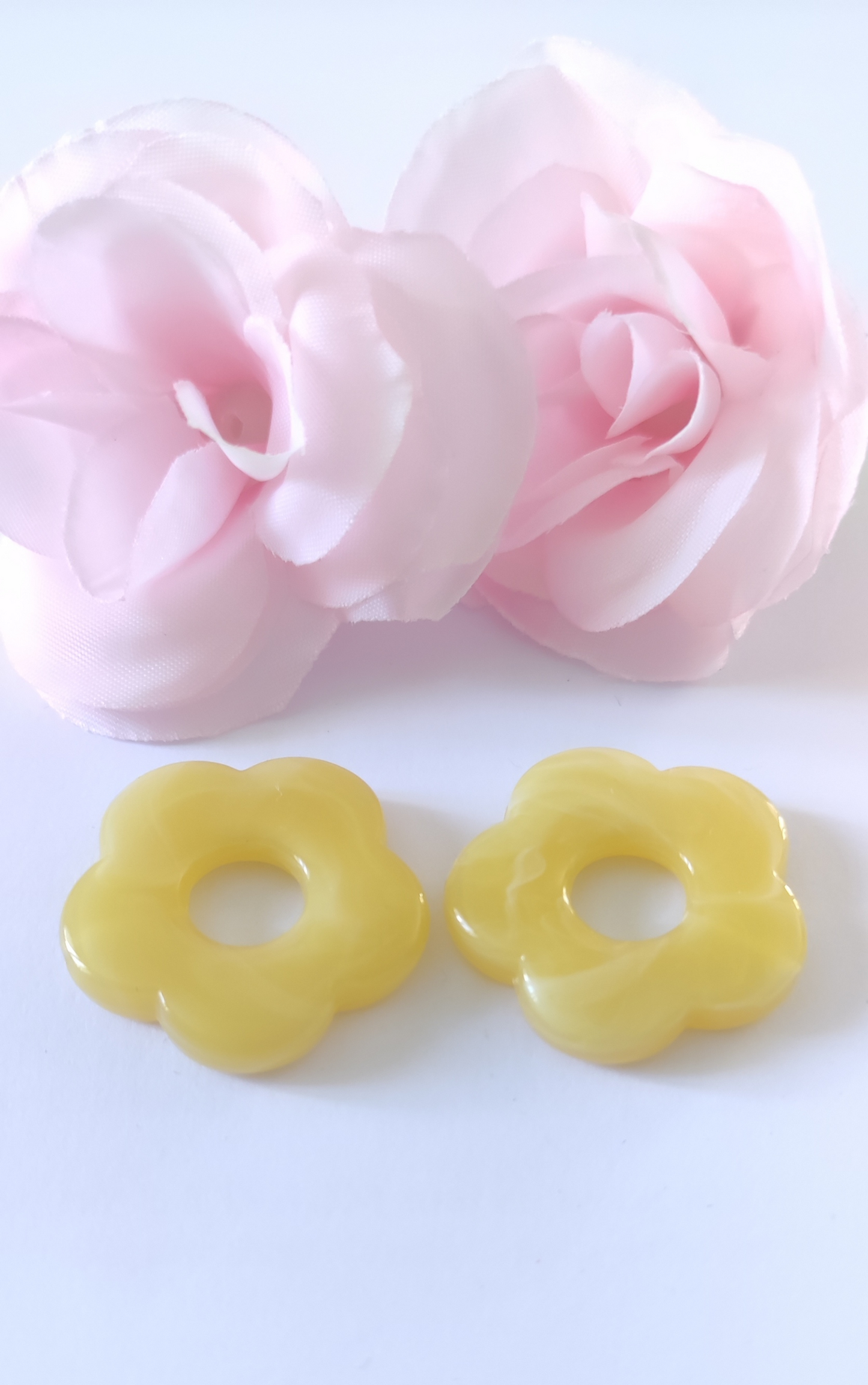 Lot de 2 Perles de fleurs jaune