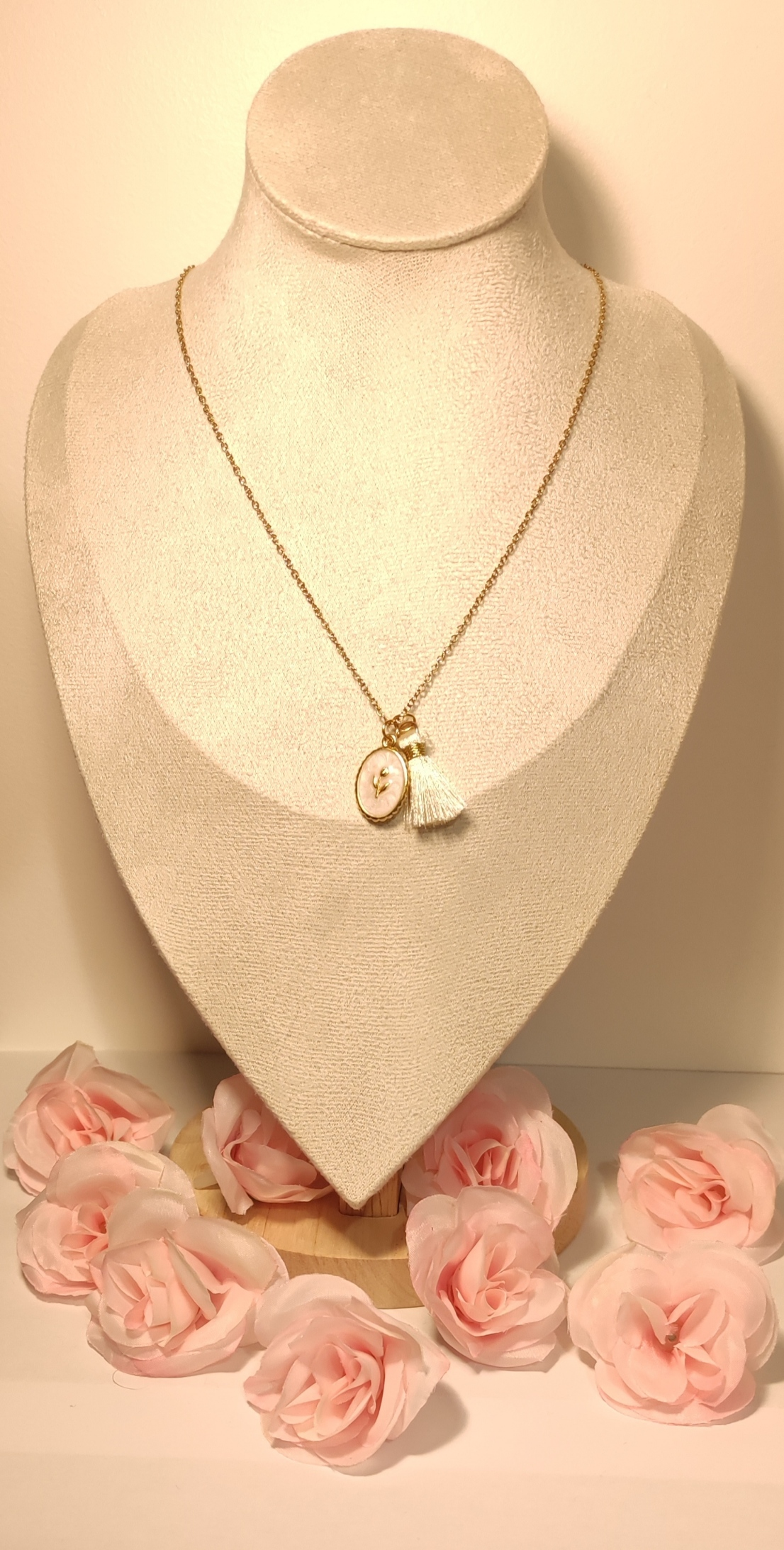 Collier Fin Médaille Fleur Dorée et Pompom Blanc - Rêve de Rose