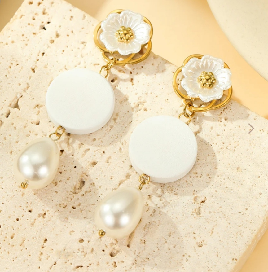 Boucles d'Oreilles Dorées Florales Perle Blanche - Rêve de Rose