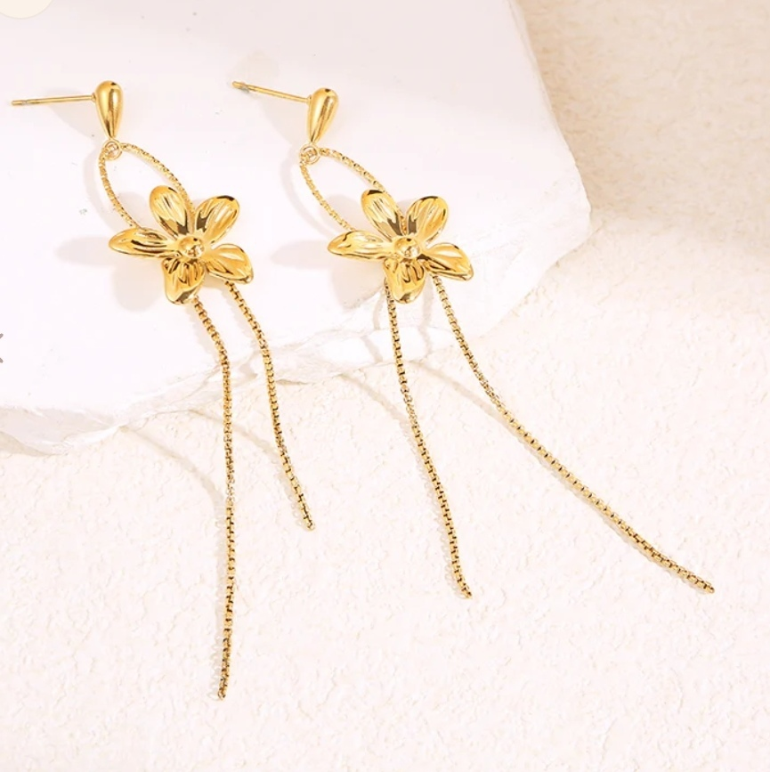 Boucles d'Oreilles Pendantes Dorées Fleur Délicate - Rêve de Rose