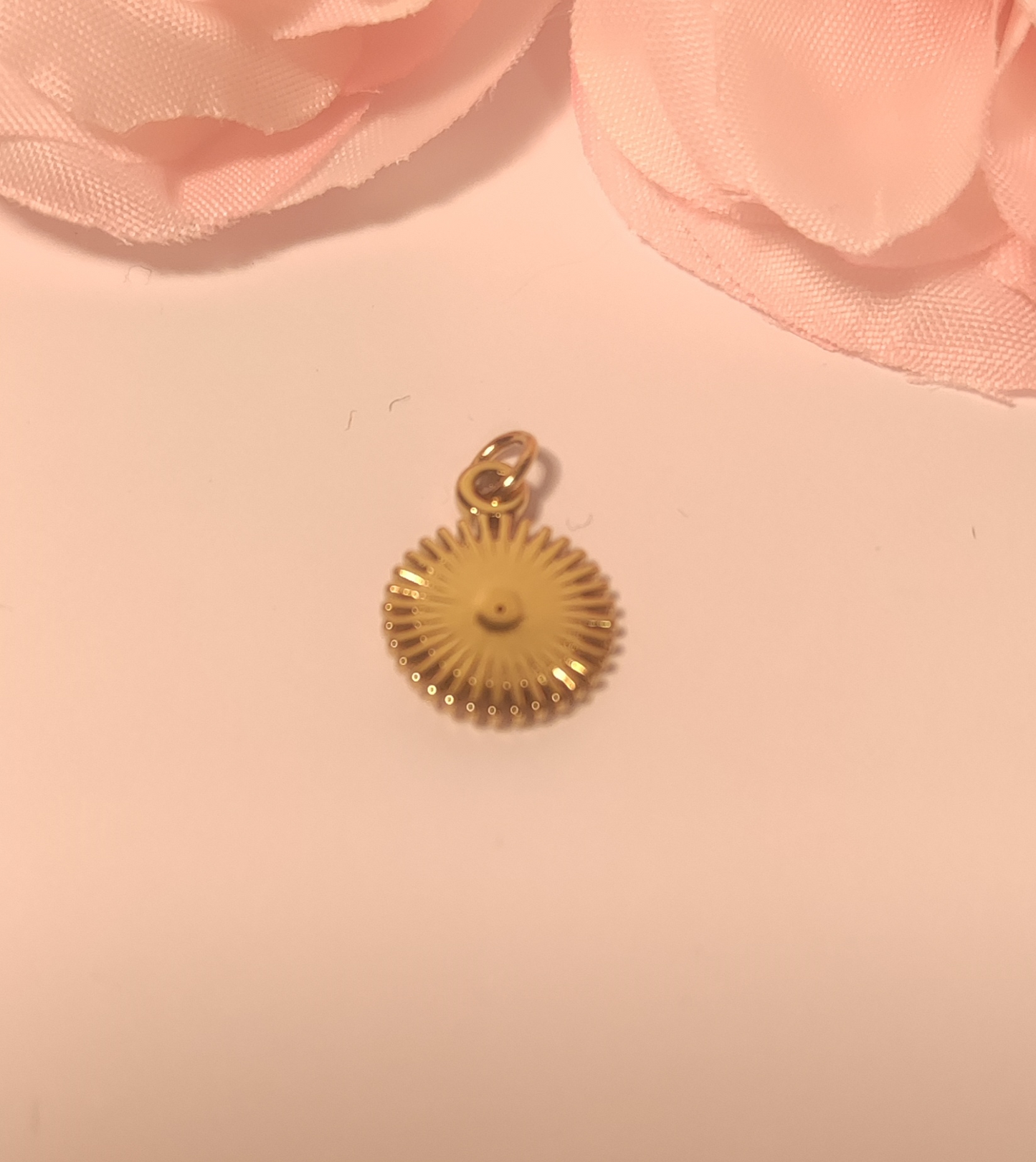 Charms doré motif rayon avec cristal central