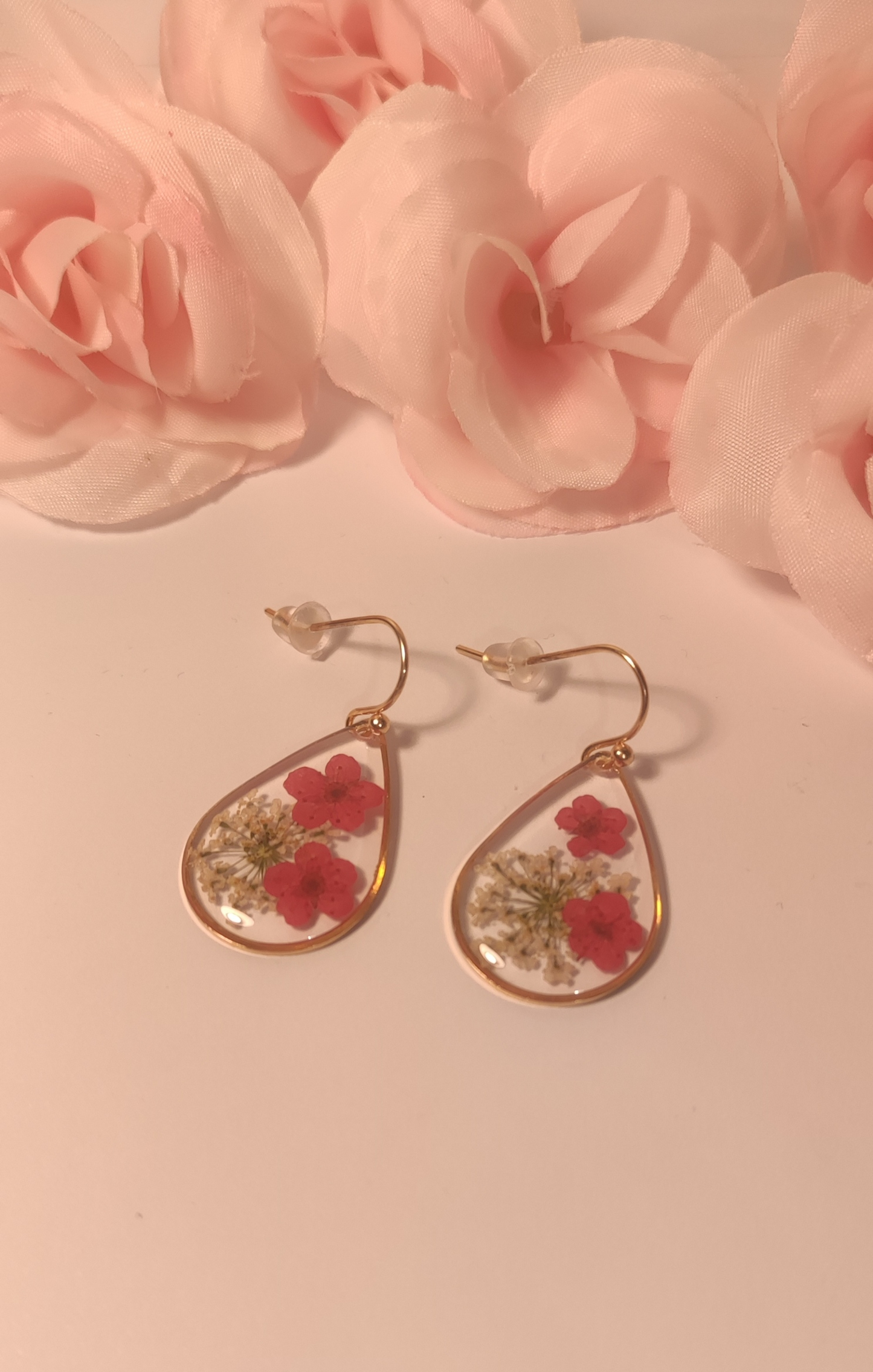 Boucles d'Oreilles Gouttes Dorées Fleurs Séchées Rouges - Rêve de Rose