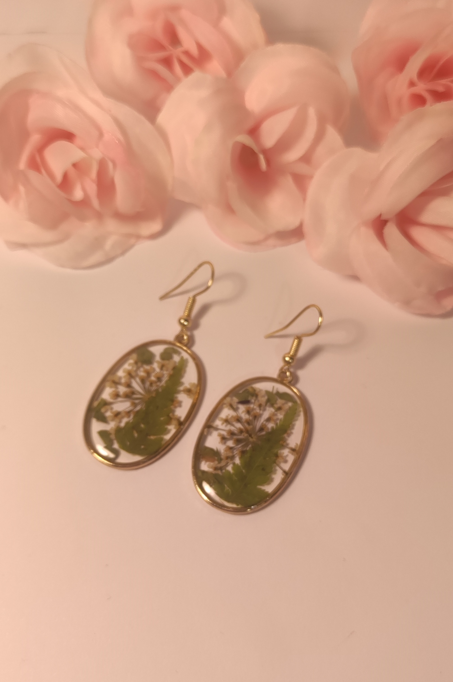Boucles d'Oreilles Dorées Fleurs Séchées Vertes Résine - Rêve de Rose