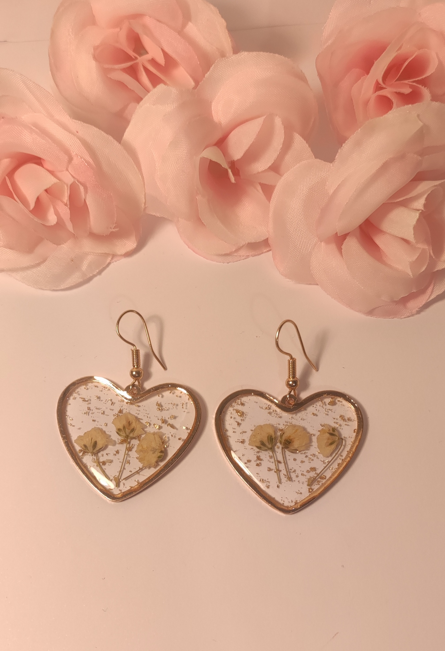 Boucles d'Oreilles Cœur Dorées Fleurs Séchées Blanches - Rêve de Rose