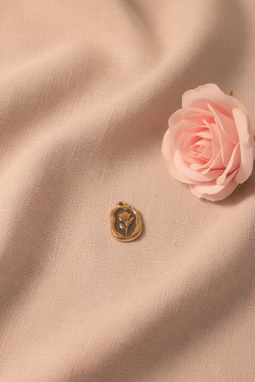 Charms vintage noir avec sa rose