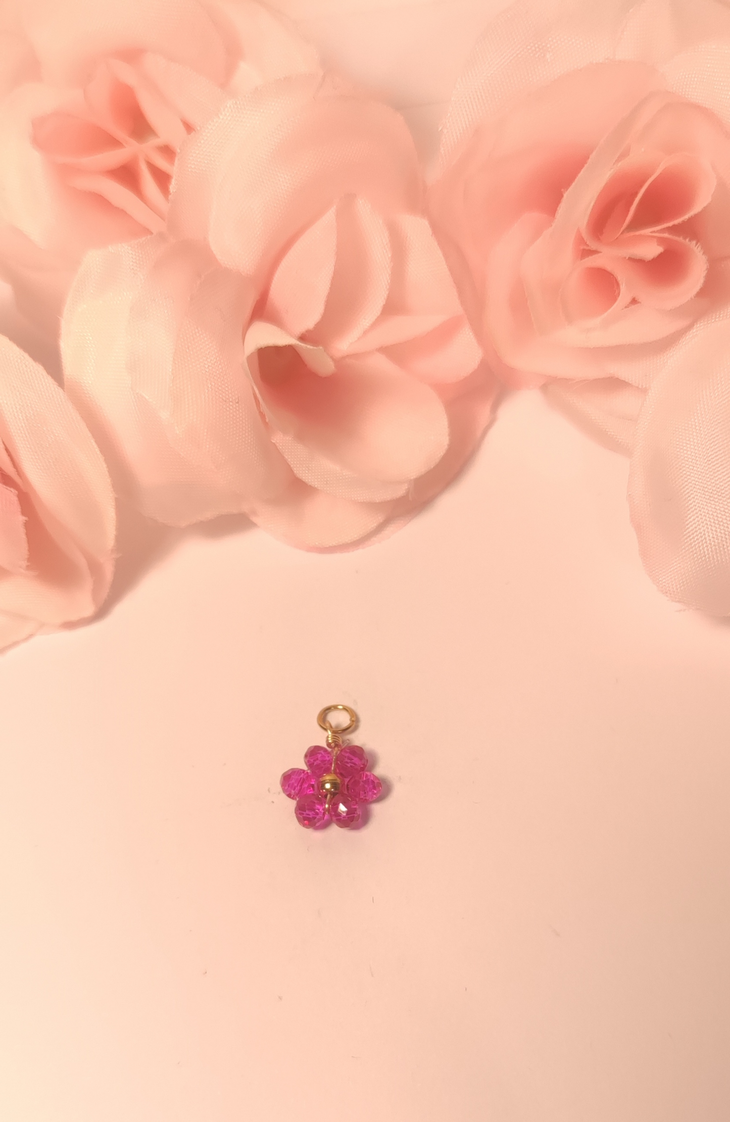 Charms petite fleur en perle fushia