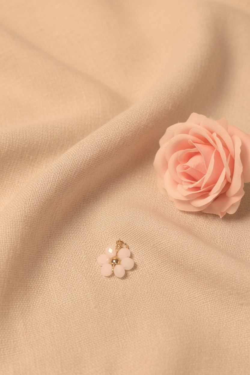 Charms petite fleur en perle blanche