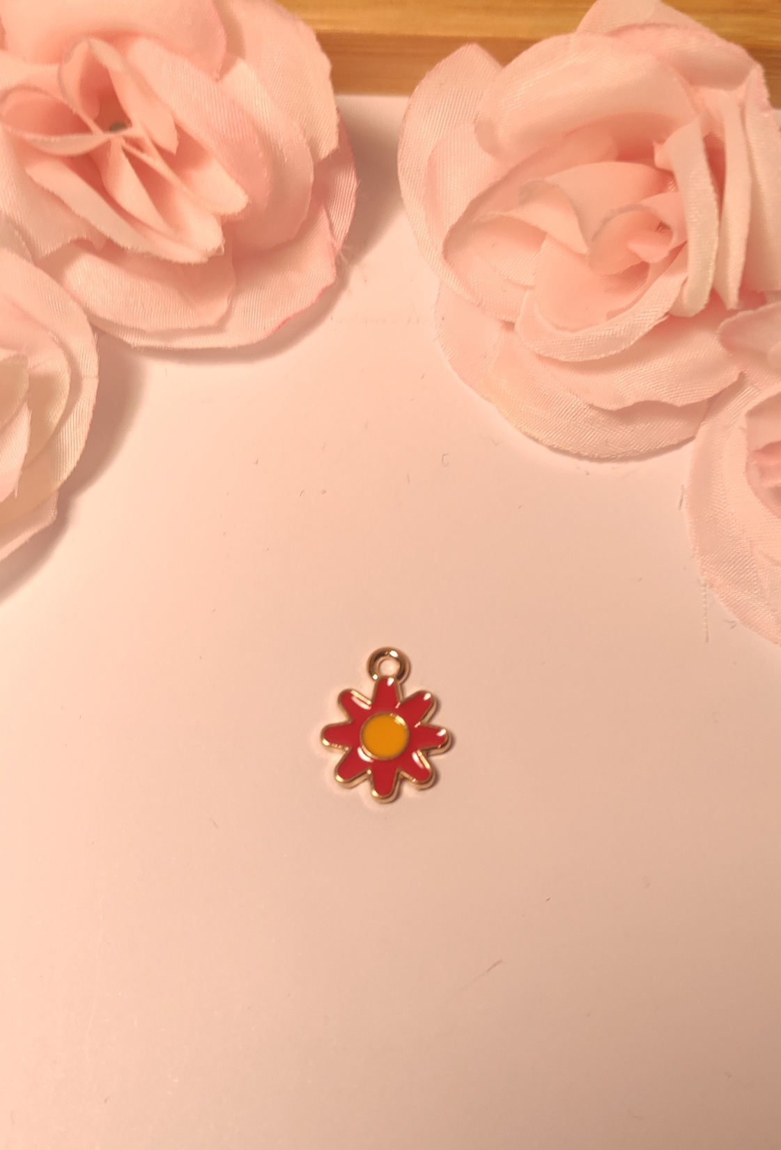 Charms fleur rouge cœur jaune