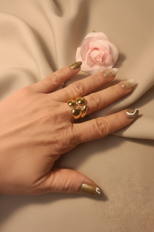 Femme portant Bague Large Asymétrique Dorée Travaillée - Rêve de Rose