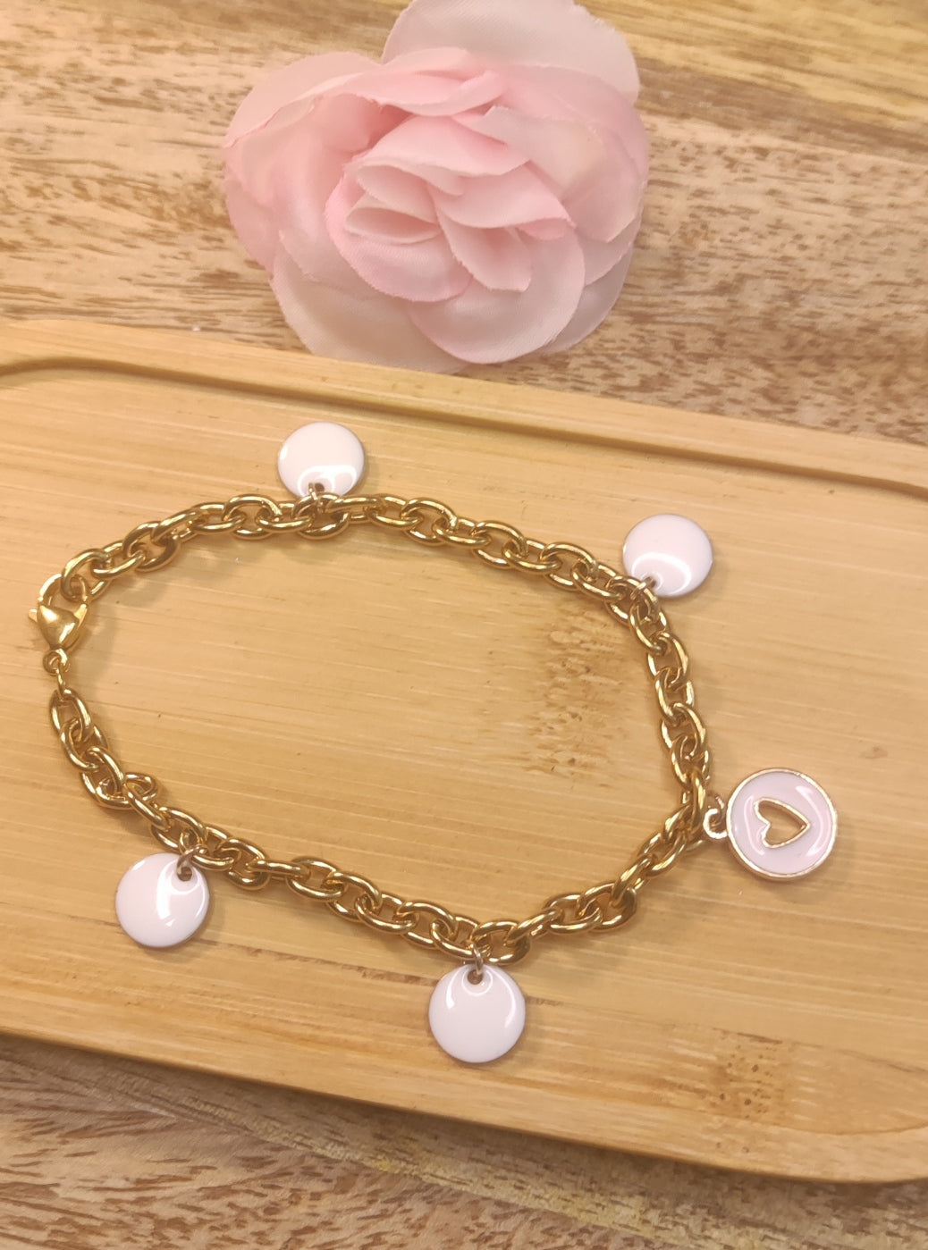 Bracelet Doré avec 5 Charms blancs - Rêve de Rose