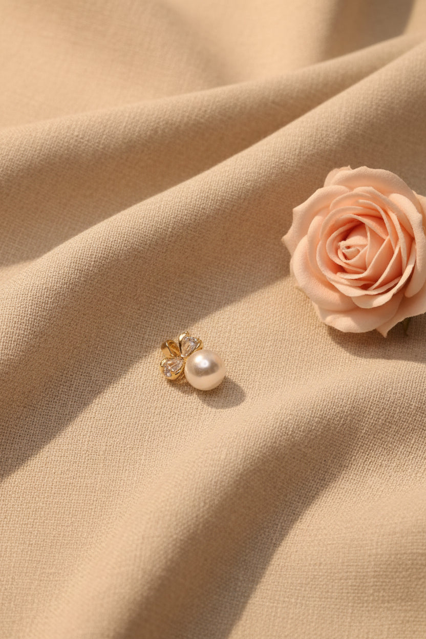 Charm Perle Blanche avec Nœud Scintillant - Rêve de Rose