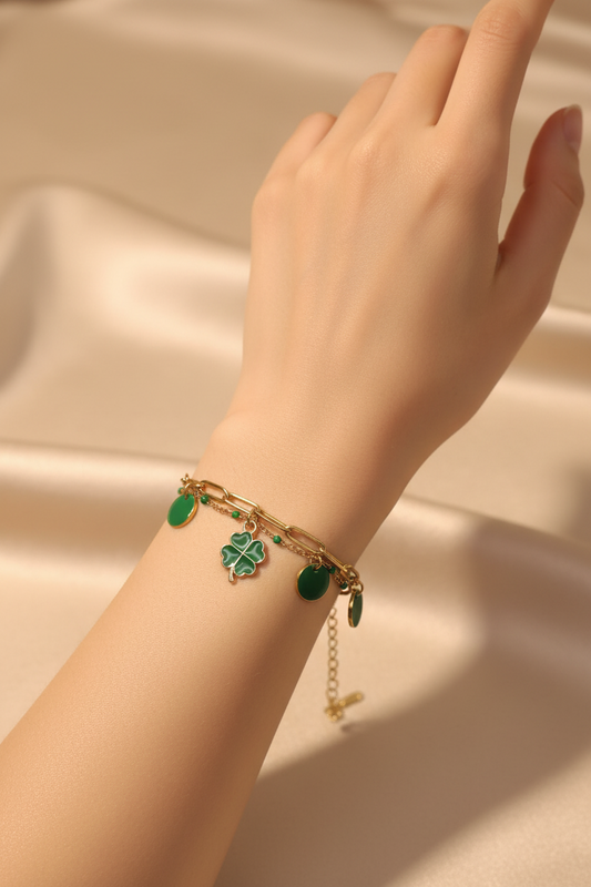 Femme portant un bracelet double chaîne dorée et verte avec pendentif trèfle vert et ronds verts - Rêve de Rose