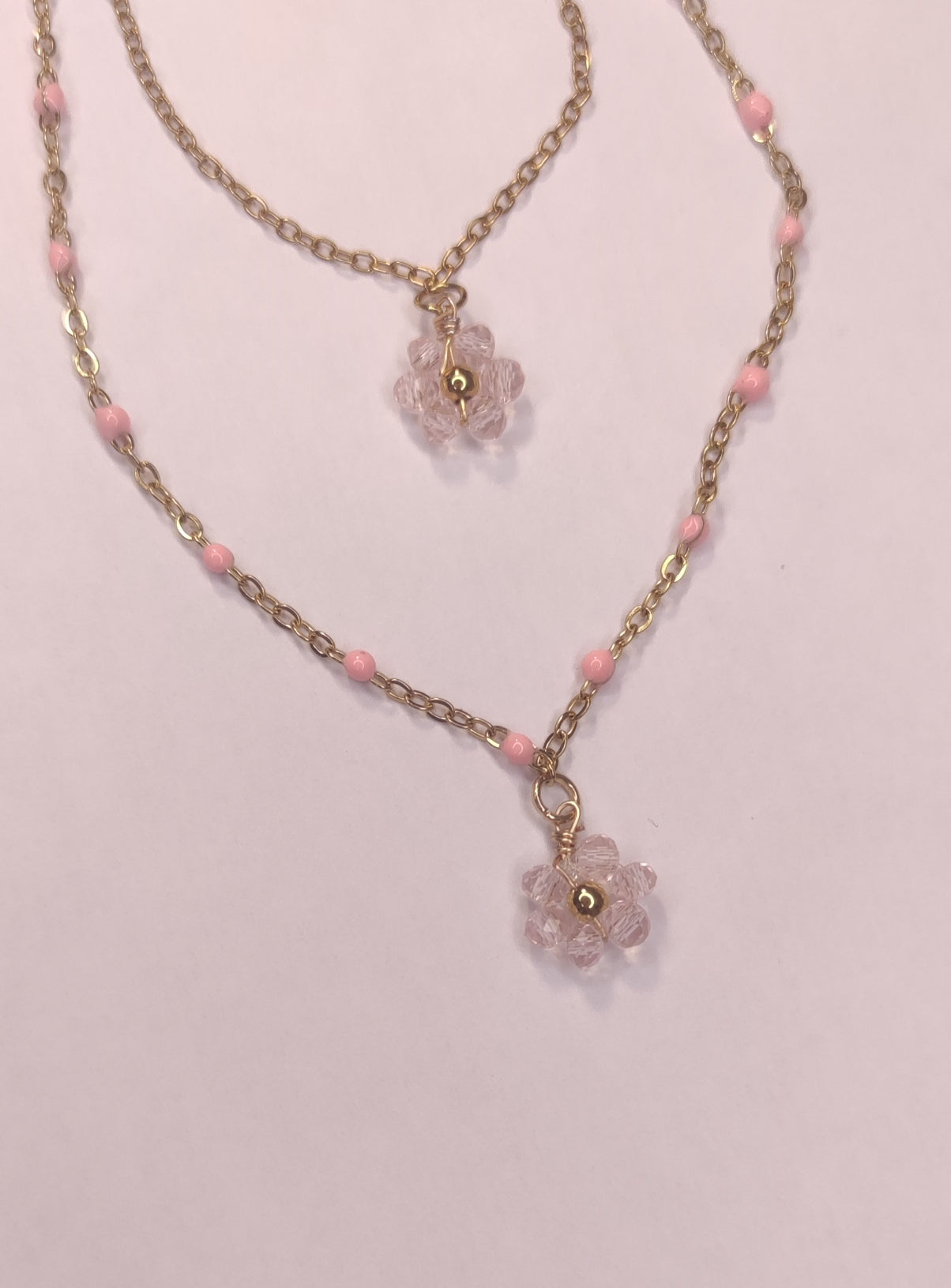 détail d'un collier double chaîne fine avec 2 pendentifs fleur en perles rose pastel - Rêve de Rose