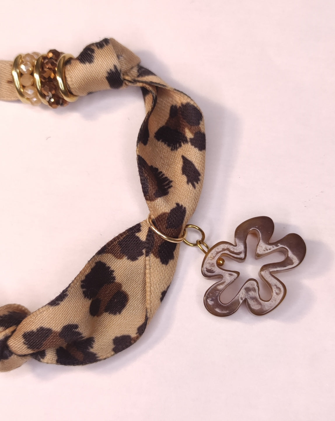 Détail d'un collier tissu léopard avec pendentif fleur marron en résine - Rêve de Rose
