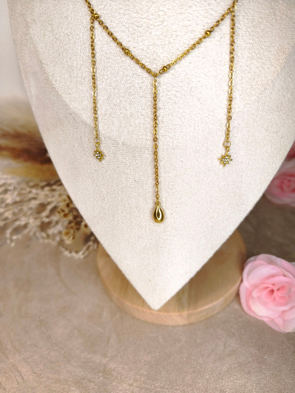 Détails Collier avec 3 chaînes pendantes, 2 petites étoiles scintillantes au bout et une larme dorée - Rêve de Rose