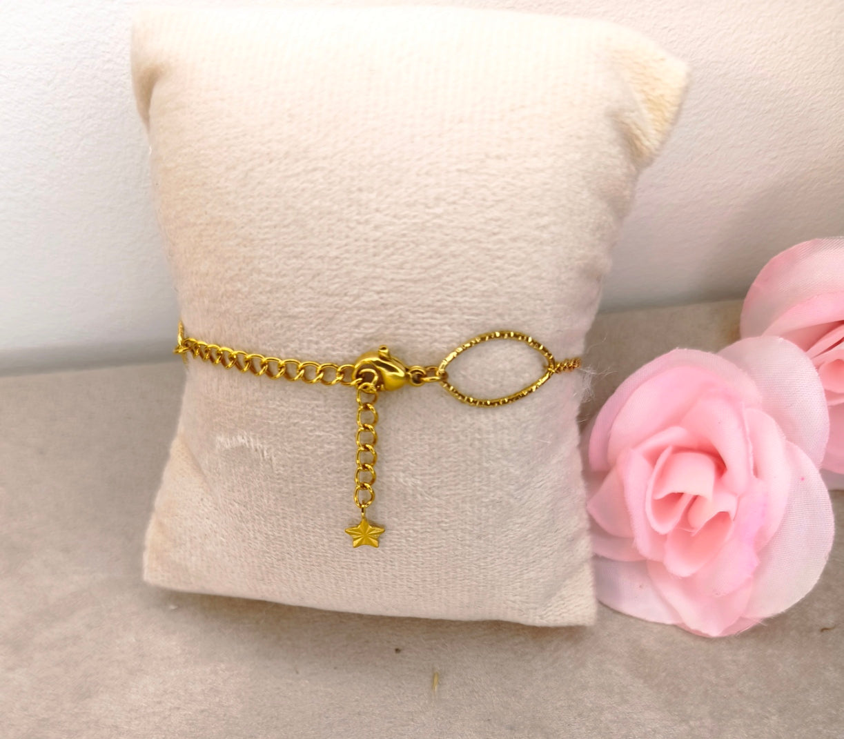 Fermoir d'un bracelet fin avec 3 petites pierres scintillantes en forme de losange mauve - Rêve de Rose