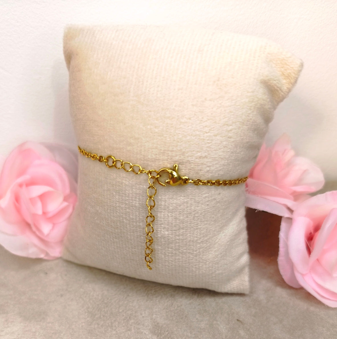 Fermoir d'un bracelet chaîne fine avec 3 petites pierres scintillante - Rêve de Rose