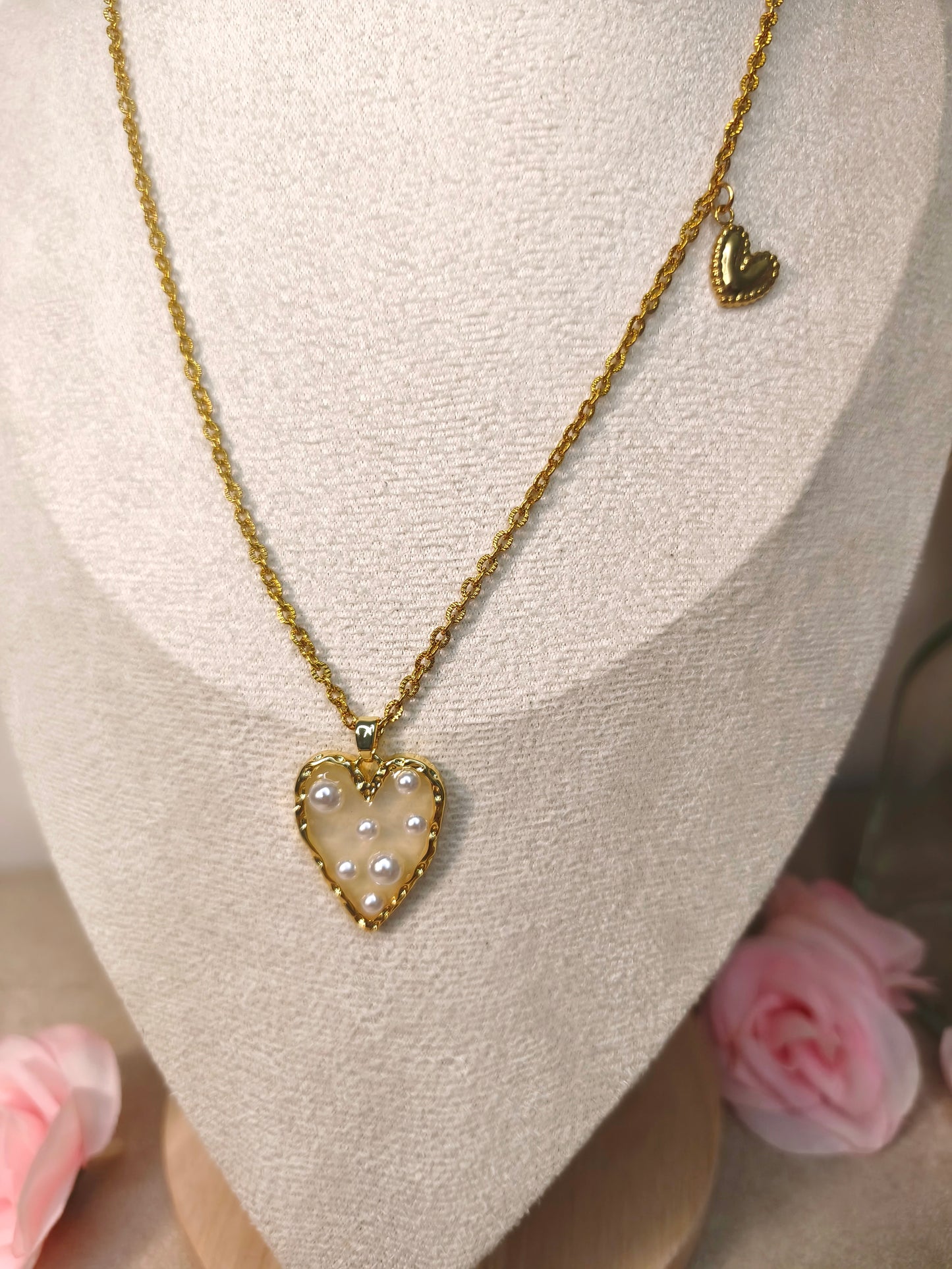 Zoom d'un collier doré avec pendentif cœur avec perles blanches en relief, Bijou romantique - Rêve de Rose