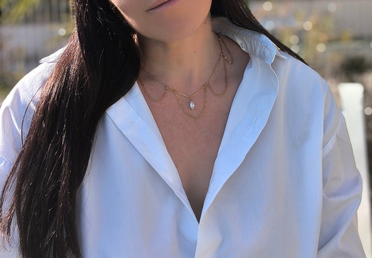 Femme portant Collier double chaîne en fleur avec pierre scintillante ovale - Rêve de Rose