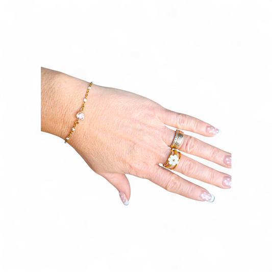 Femme portant Bracelet chaîne fine acier inoxydable et perles blanches avec pierre verre scintillante - Rêve de Rose