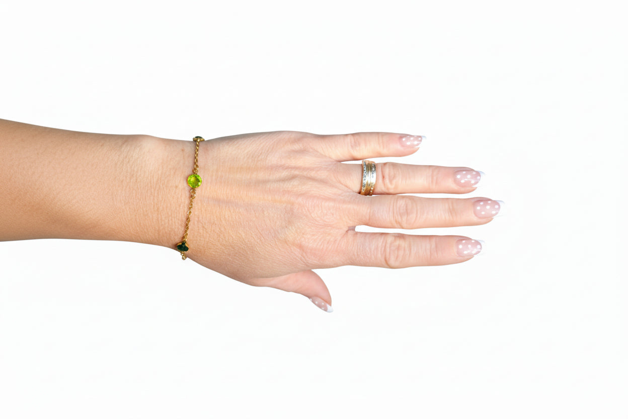 Femme portant Bracelet chaîne fine ornée de 5 pierres scintillantes vertes - Rêve de Rose