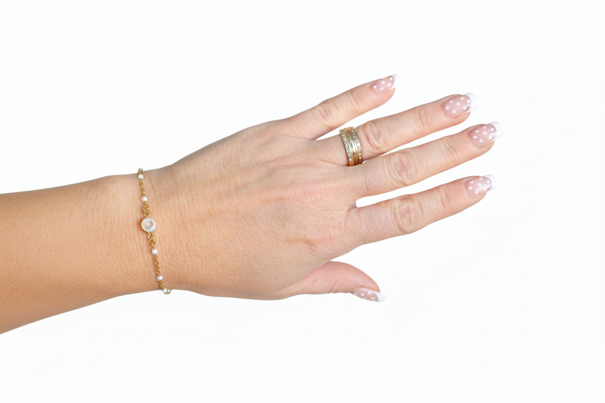 Bracelet chaîne fine dorée avec petites perles blanches ornée d'une pierre scintillante blanche - Rêve de Rose