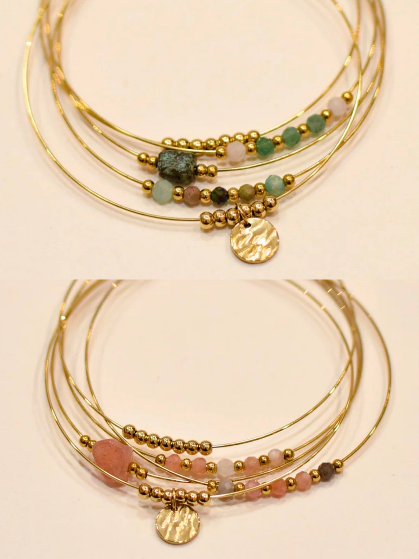 Set de 5 bracelets joncs rigides en acier inoxydable doré avec perles dorées et breloque médaille, version turquoise africaine et version pierre de soleil rosée