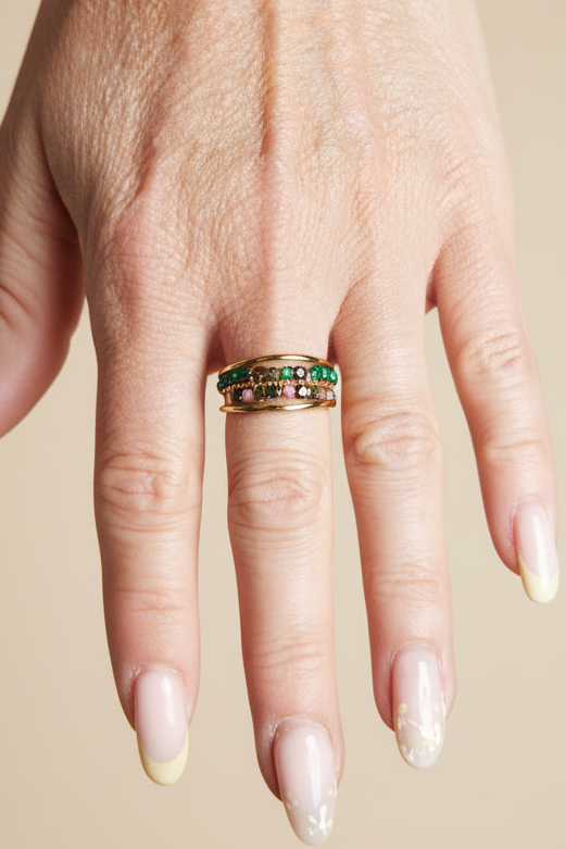 Détail mosaïque de pierres tourmaline et malachite sur bague Flora dorée – bijou artisanal ajustable Rêve de Rose