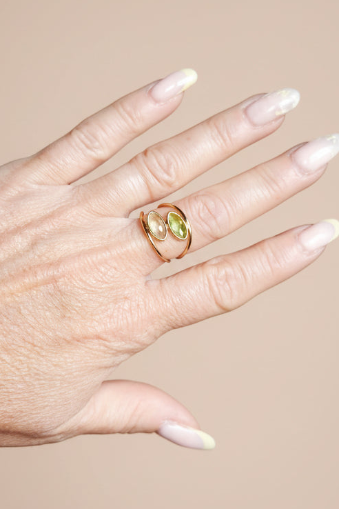 Détail cristal ovale blanc et pierre verte facettée sur spirale dorée double anneau – bague Brume Rêve de Rose