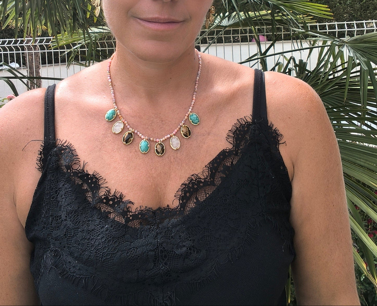 Collier pierres naturelles cristal de roche œil de tigre amazonite porté par une femme – Rêve de Rose