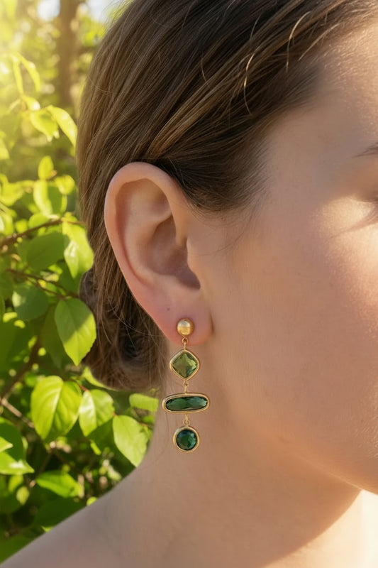 Femme portant Boucles d'oreilles dorées pendantes pierres facettées vertes - Rêve de Rose