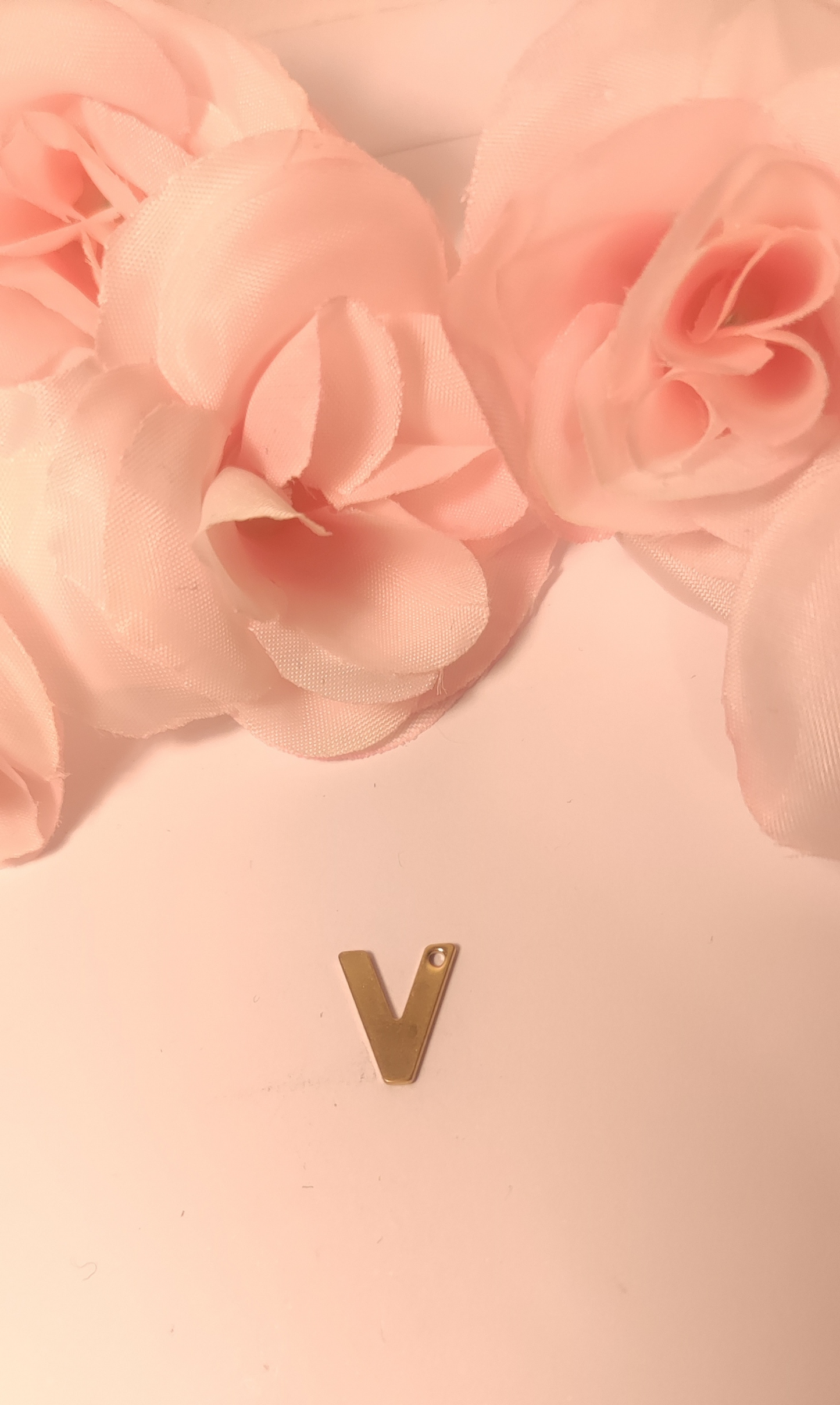 Charms lettre dorée V