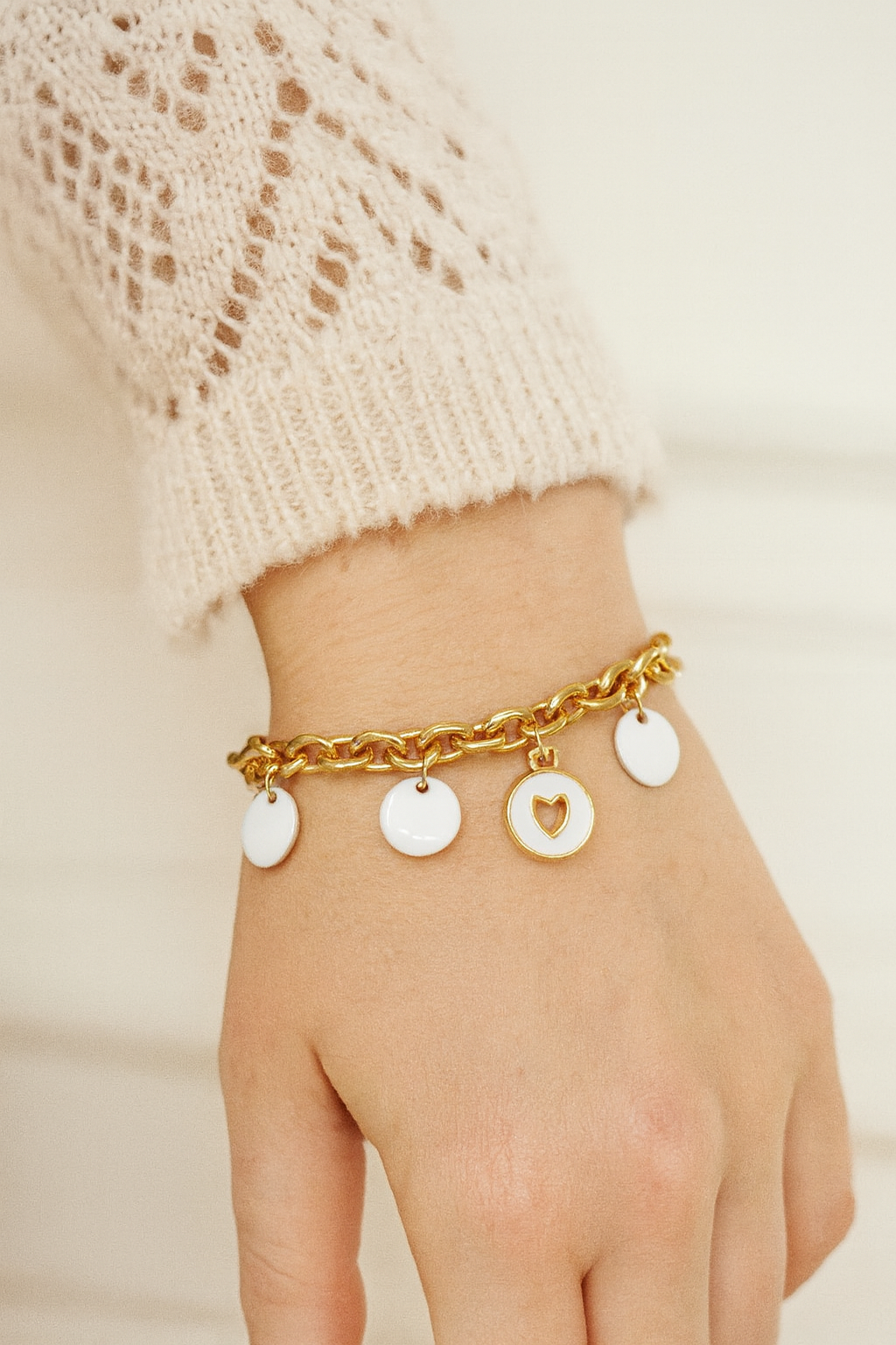 Femme portant un bracelet doré avec charms cœur blanc et 4 rond blanc - Rêve de Rose