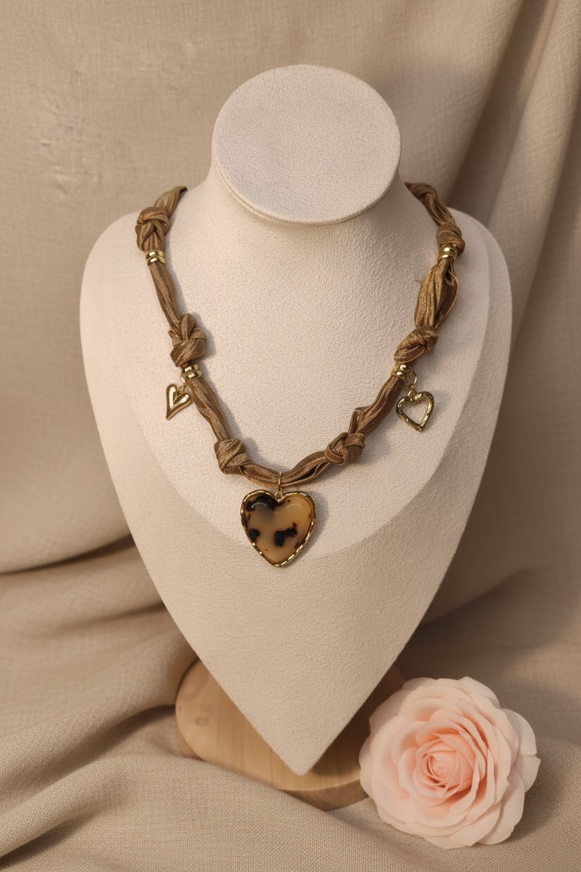 Collier en tissu satiné beige avec un pendentif gros cœur léopard et 2 cœurs dorés - Rêve de Rose