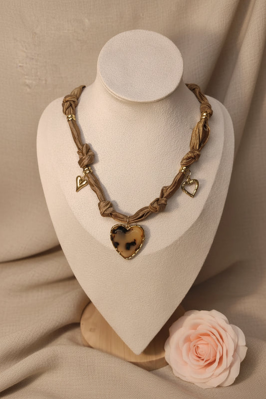 Collier en tissu satiné beige avec un pendentif gros cœur léopard et 2 cœurs dorés - Rêve de Rose
