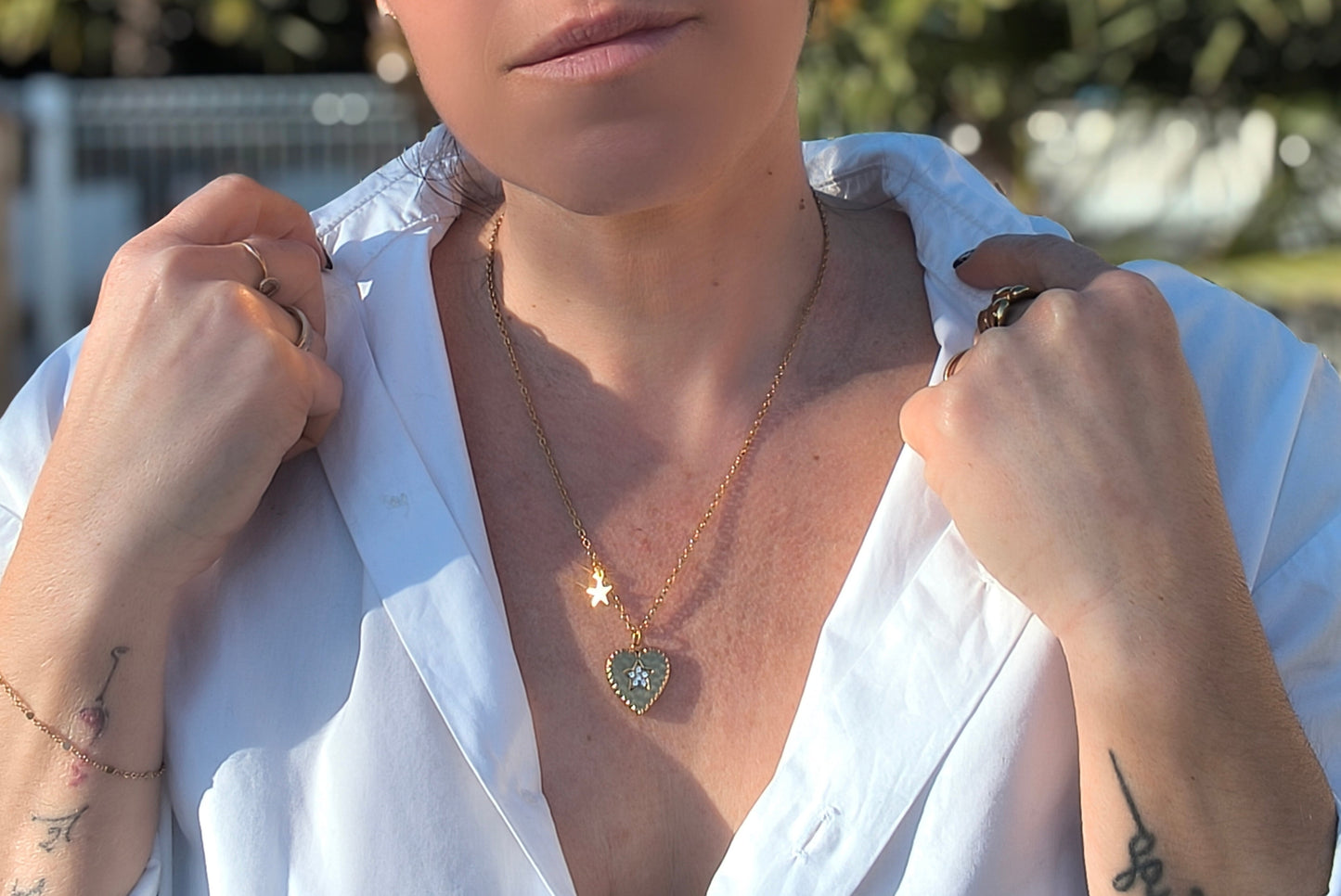 Femme portant Collier chaîne fine dorée avec une petite étoile et un pendentif cœur - Rêve de Rose