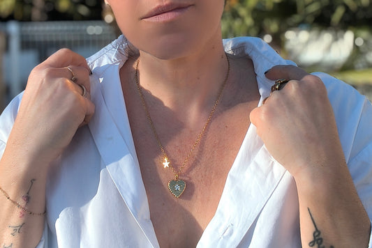 Femme portant Collier chaîne fine dorée avec une petite étoile et un pendentif cœur - Rêve de Rose