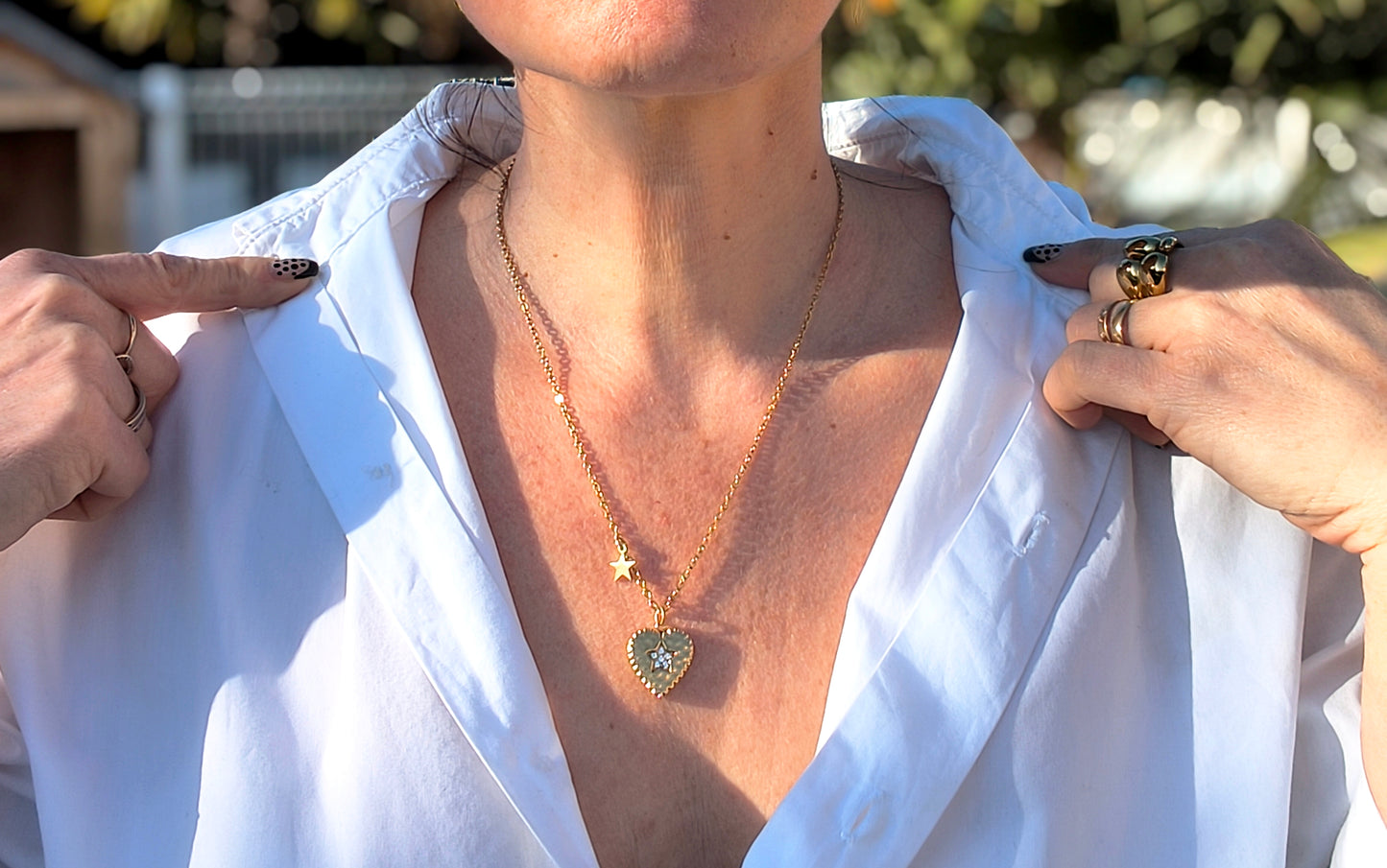 Femme portant Collier chaîne fine dorée avec une petite étoile et un pendentif cœur - Rêve de Rose
