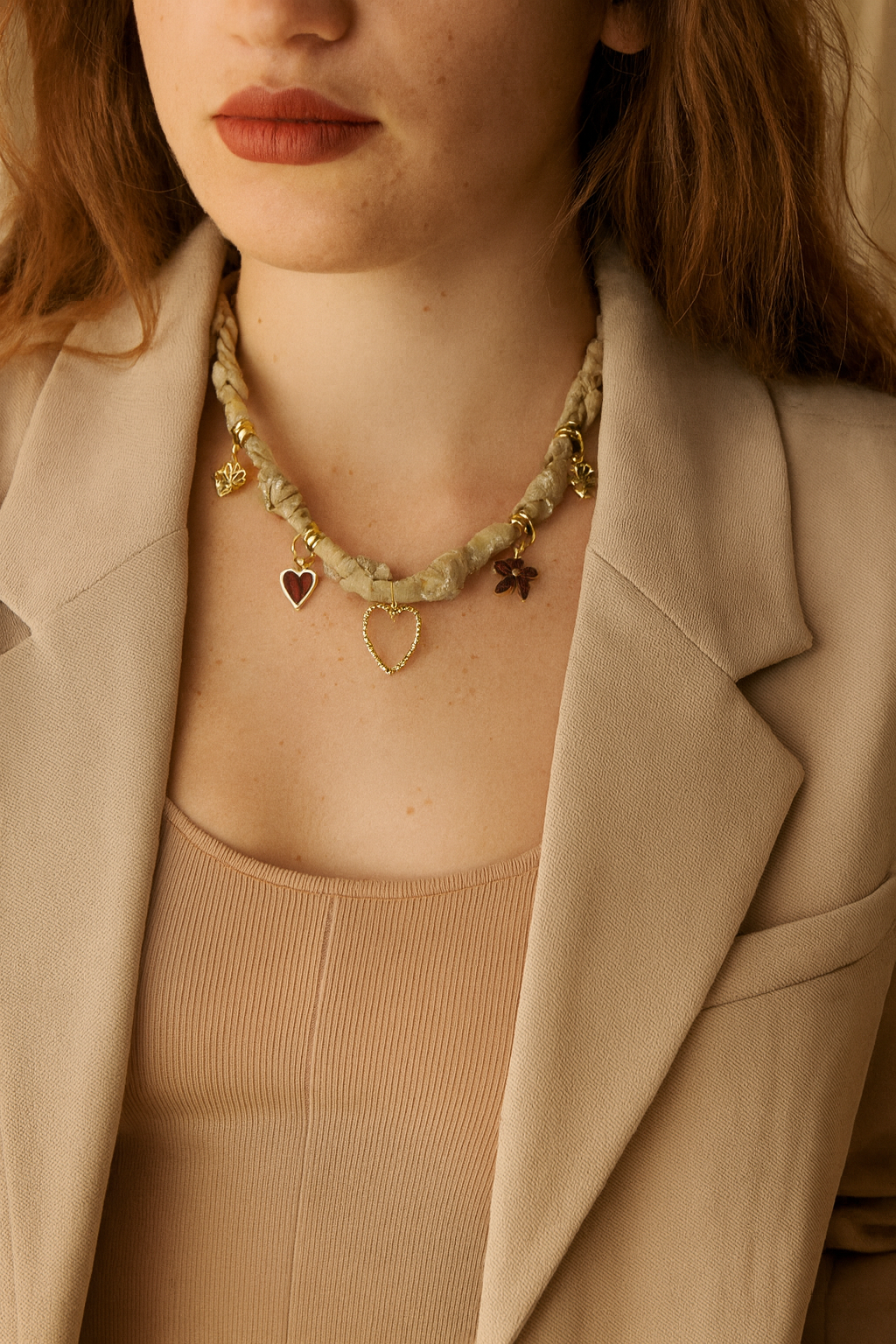 Femme portant un collier tissu beige avec 5 charms cœurs marrons et dorés - Rêve de Rose
