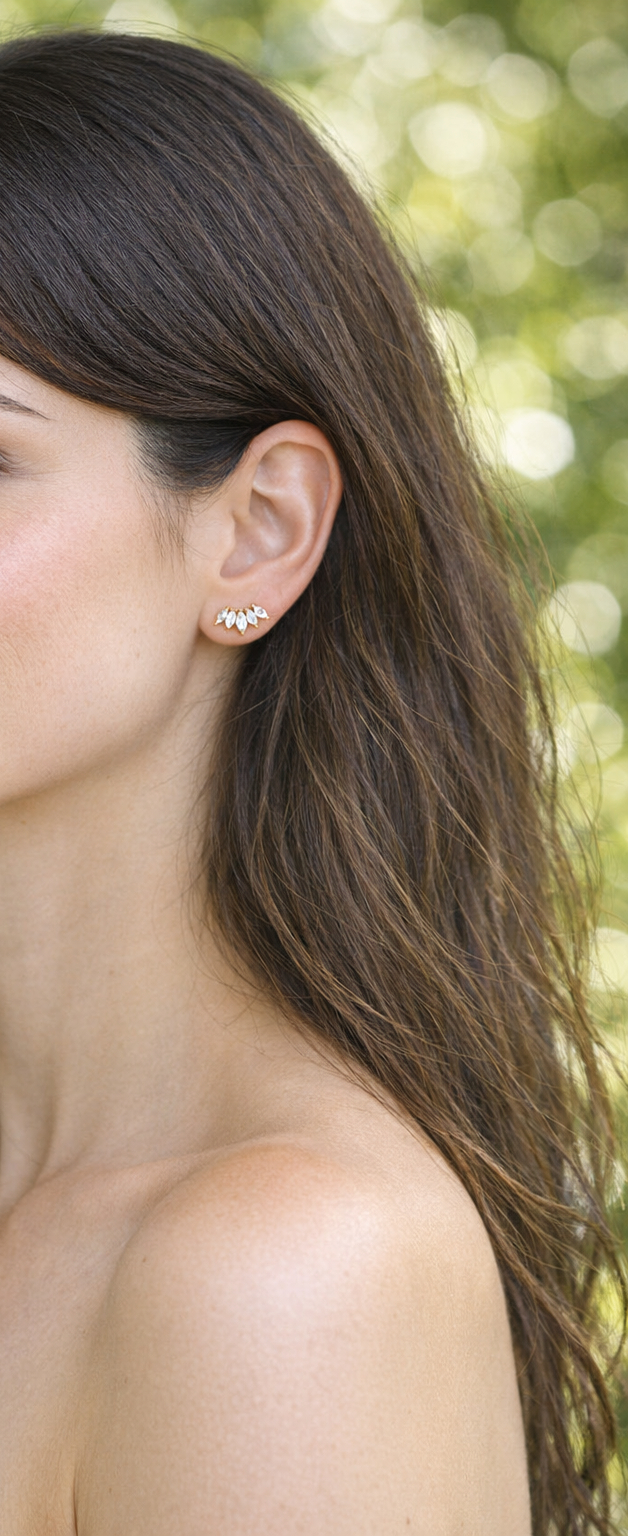 Femme portant Boucles d'oreilles clous fleur 5 strass brillants - Rêve de Rose 