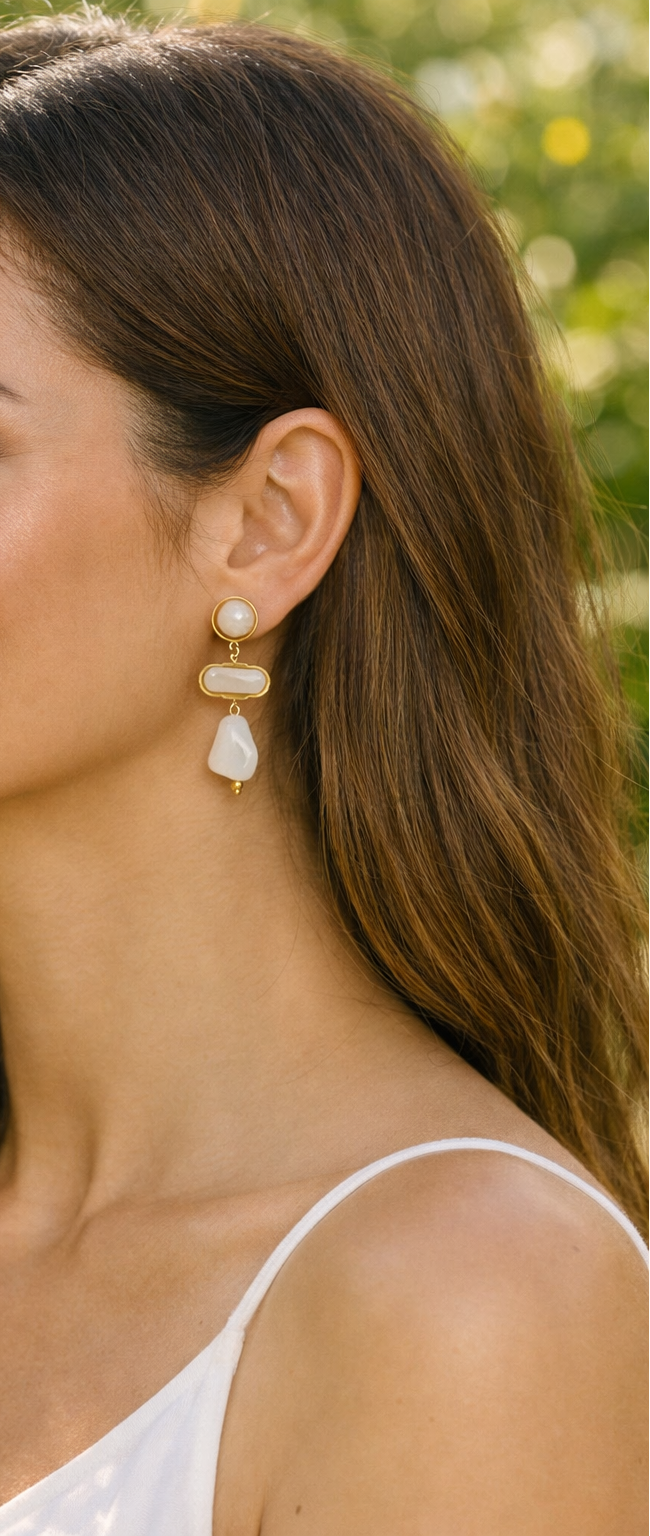 Femme portant Boucles d'oreilles pendantes avec pierres rondes ovale en résine blanche - Rêve de Rose