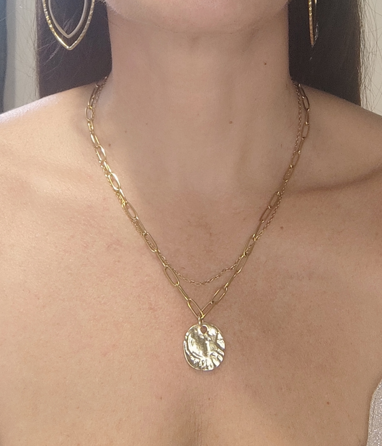 Femme portant un collier double chaîne doré avec un pendentif pièce martelée - Rêve de Rose